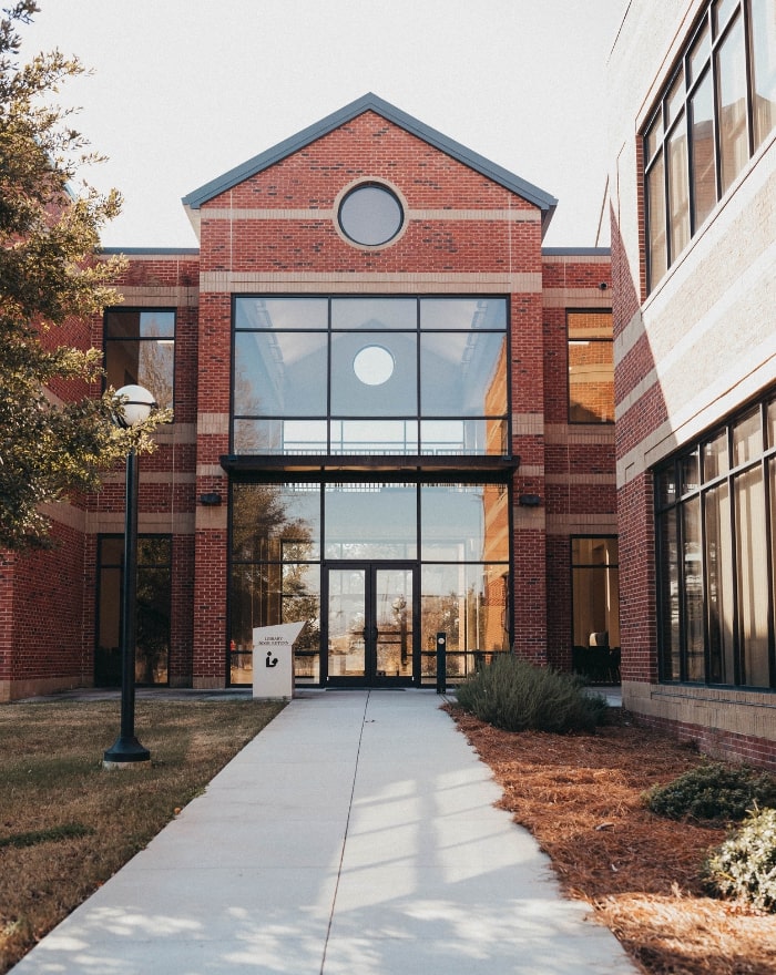 Entrance view of Oak Hall's Library building at MGA's Warner Robins campus